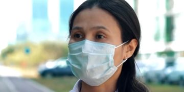 Маски для лица стали поводом шуток над туристами в разных странах