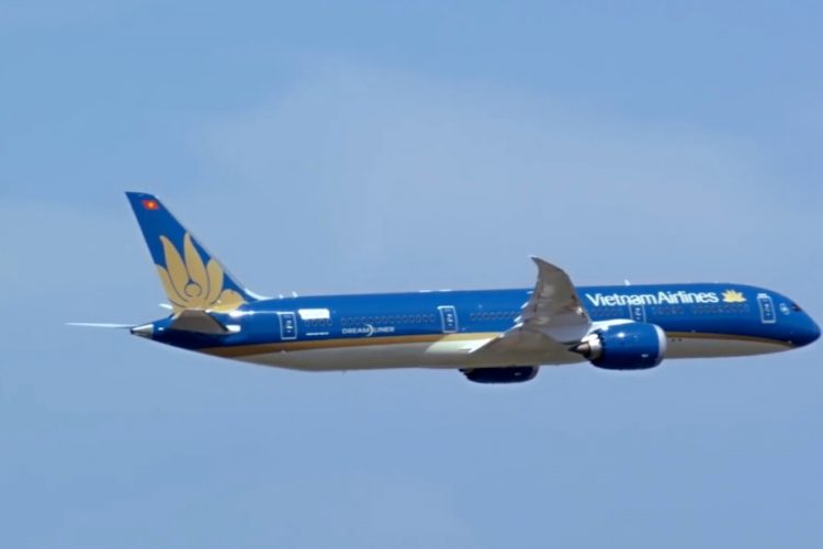 Во Вьетнаме стюардессу посадили в тюрьму за нарушение карантина