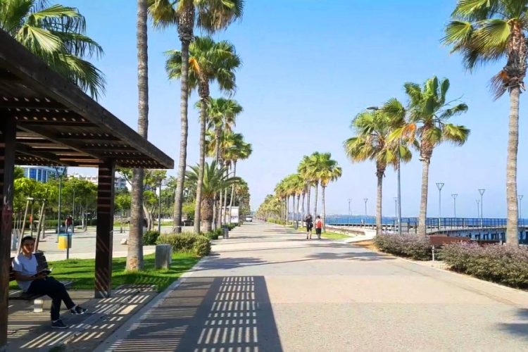 Кипр снимает ограничения для привитых российской вакциной туристов