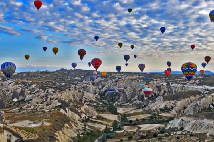 новость 21-05-2021 В Каппадокии иностранные туристы вновь могут подняться в небо на воздушных шарах