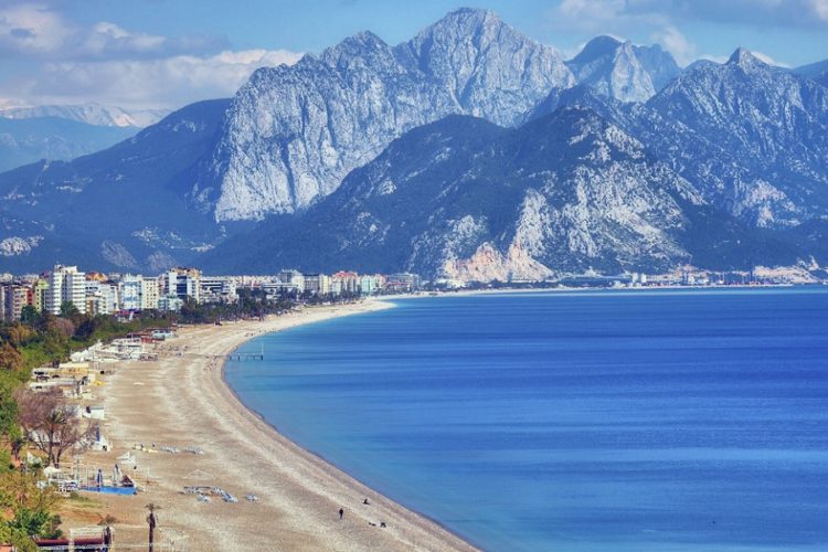 новость 28-05-2021 уристы лишатся пляжного отдыха в Анталии