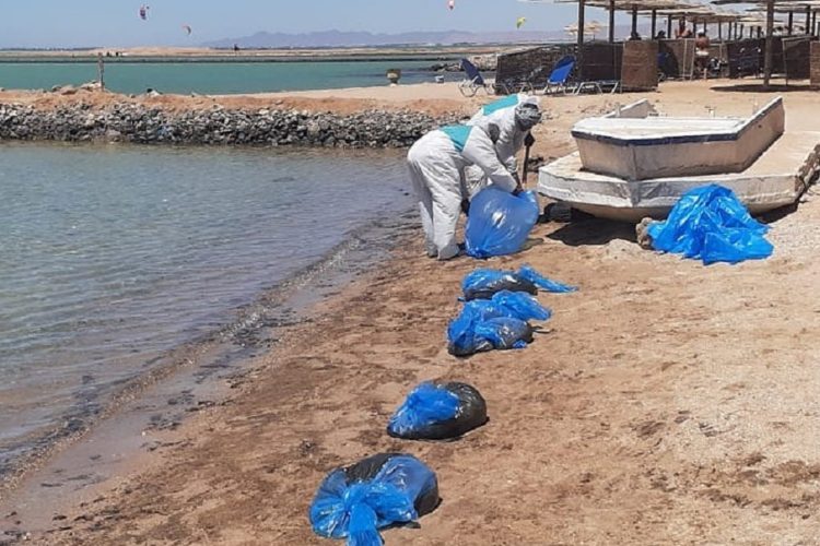 новость 20-05-2021 На пляжах Хургады продолжают находить нефтяные пятна