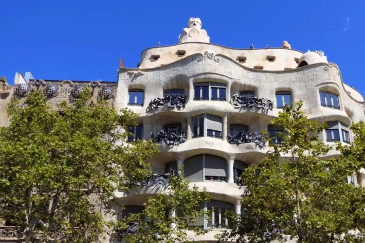 Испания готова принимать туристов на определенных условиях