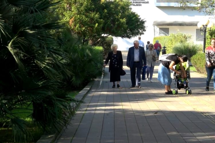 Россиянам порекомендовали больше улыбаться туристам