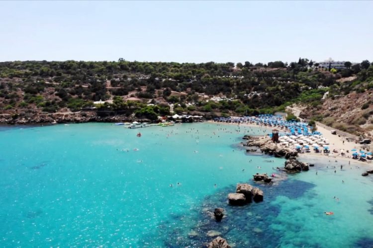 Кипр пока готов принимать российских туристов только на словах