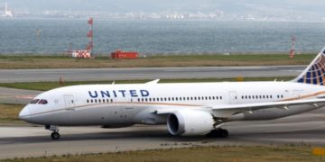 United Airlines предложит год бесплатных поездок вакцинированным