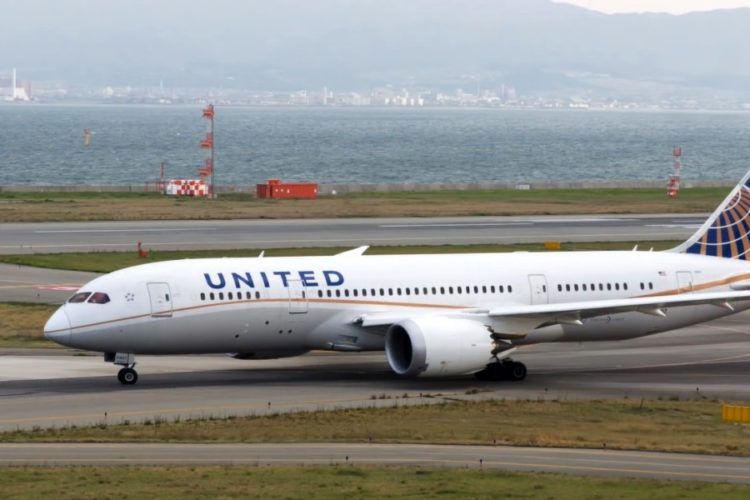 United Airlines предложит год бесплатных поездок вакцинированным