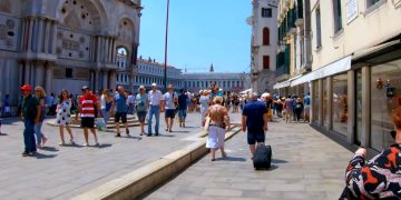 Еврокомиссия инициирует открытие границ для привитых туристов