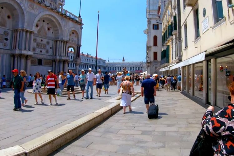 Еврокомиссия инициирует открытие границ для привитых туристов