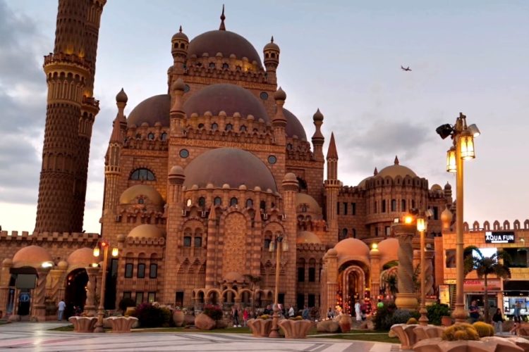 В Египте сняли ограничение на работу кафе и ресторанов