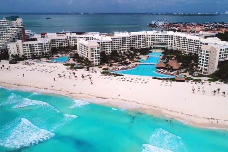 Два туроператора начинают отправлять россиян на отдых в Мексику