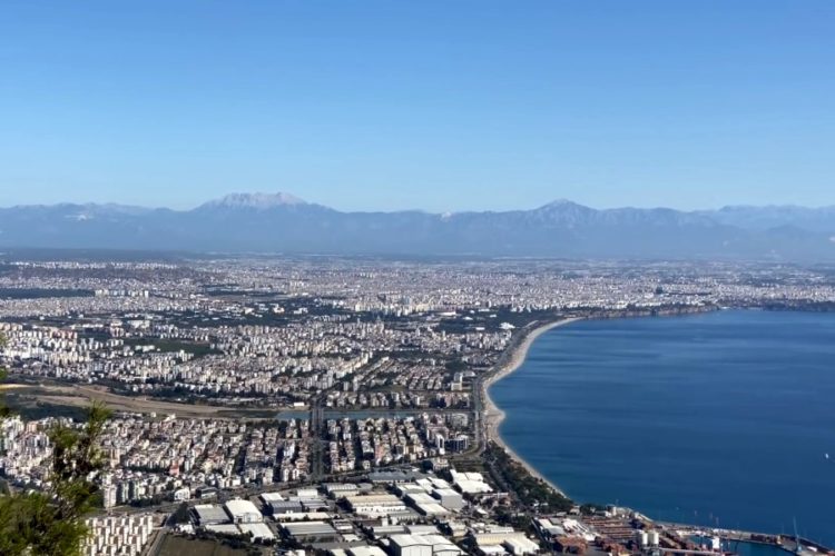 Некоторые туроператоры сворачивают продажу туров за границу на лето