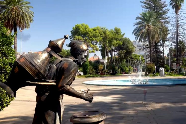 В Анталье проверяют наличие туристов на пляжах с вертолетов