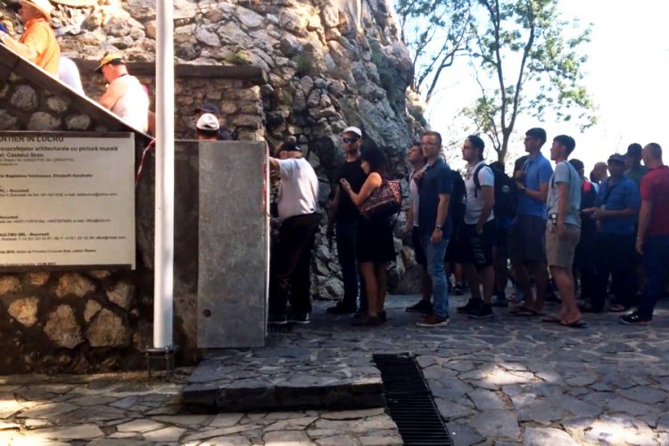 В замке Дракулы (Румыния) начали вакцинировать туристов