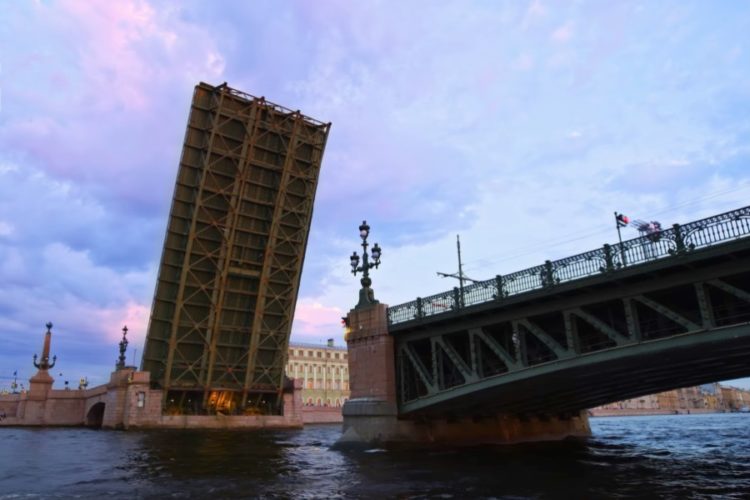 В Петербурге продлили ковидные ограничения