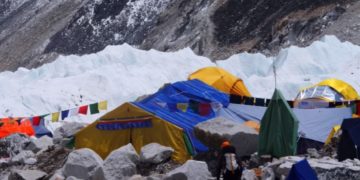 Альпинисты начали бежать из базового лагеря на Эвересте