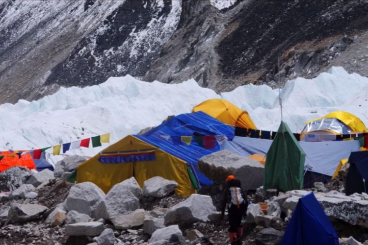 Альпинисты начали бежать из базового лагеря на Эвересте