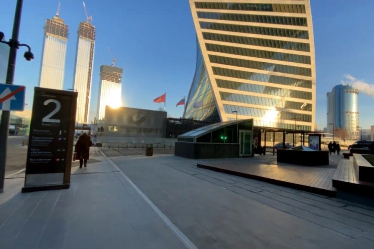 В РСТ критикуют налог на выезд в России