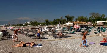 В Анталье проверяют наличие туристов на пляжах с вертолетов