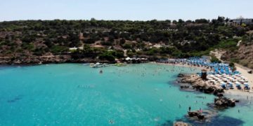 Туристка из России не смогла улететь на Кипр по ошибке