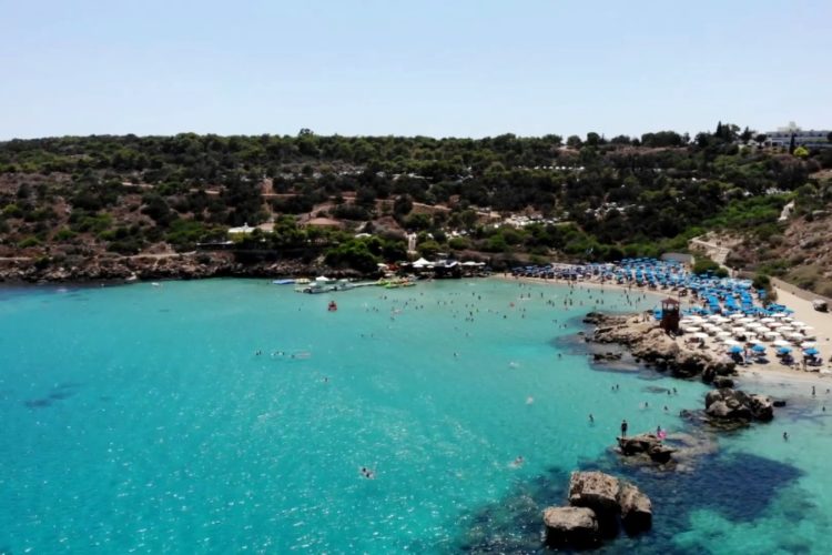 Туристка из России не смогла улететь на Кипр по ошибке