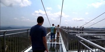 В Китае рассыпался стеклянный мост, турист с трудом удержался