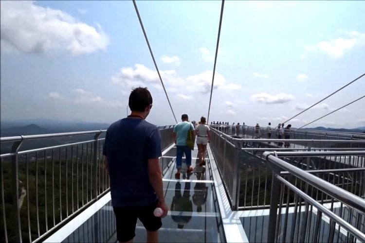 В Китае рассыпался стеклянный мост, турист с трудом удержался