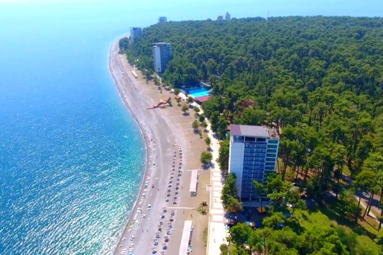 В Абхазии заявили о развитии пляжной инфраструктуры