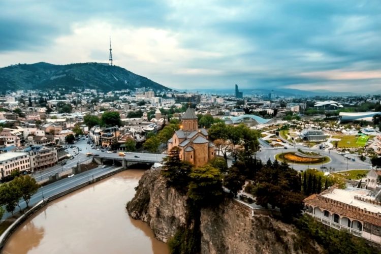 Грузию открыли или нет? Как поехать в страну с медсправкой?