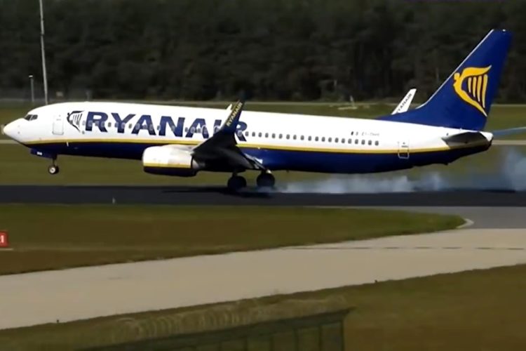 В самолете авиакомпании Ryanair снова искали бомбу