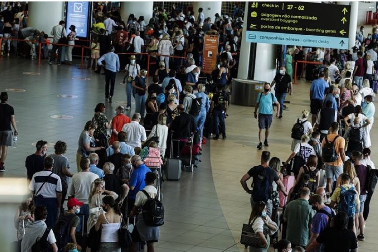 новость 09-06-2021 Великобритания исключила Португалию из зеленого списка. В аэропортах хаос