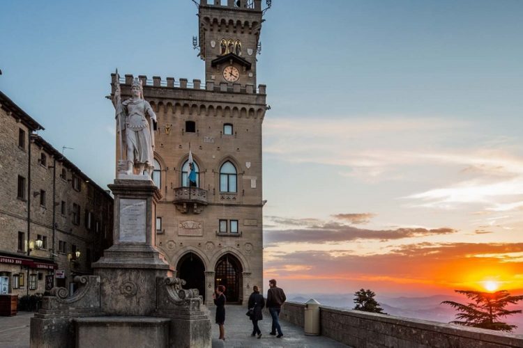 новость 11-06-2021 Сан-Марино наладил туристический бизнес на "Спутнике V"