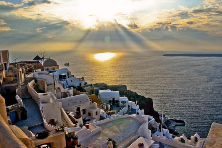 новость 10-06-2021 Россияне могут улететь на курорты Греции через ОАЭ