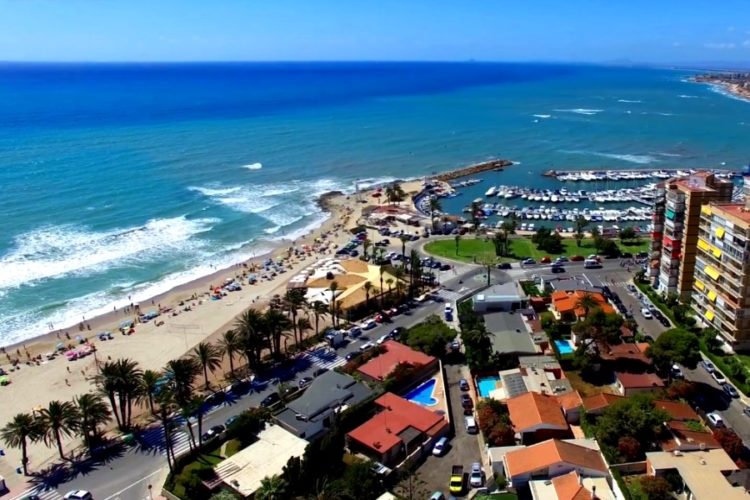 Премьер Испании инициирует открытие границ для привитых Спутником туристов