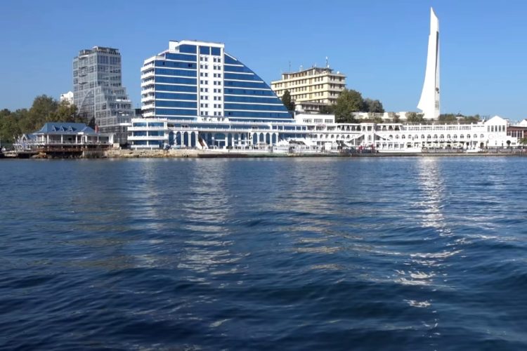 Отелям Севастополя запретили принимать невакцинированных гостей