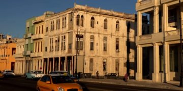 Стало известно, какую валюту нужно брать с собой на Кубу