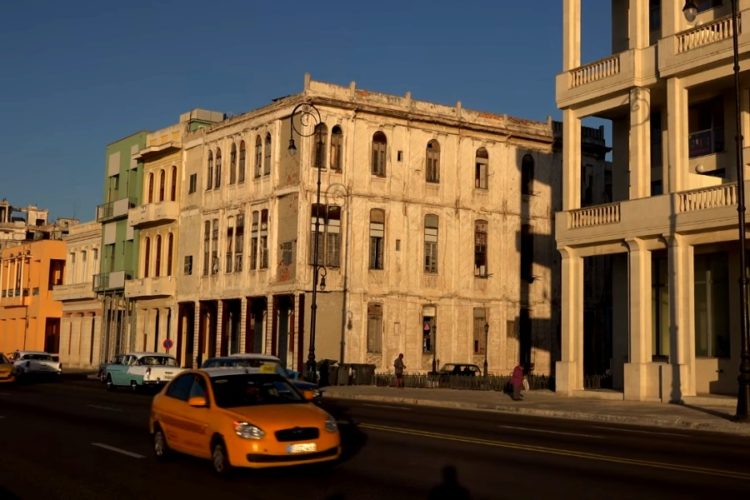 Стало известно, какую валюту нужно брать с собой на Кубу