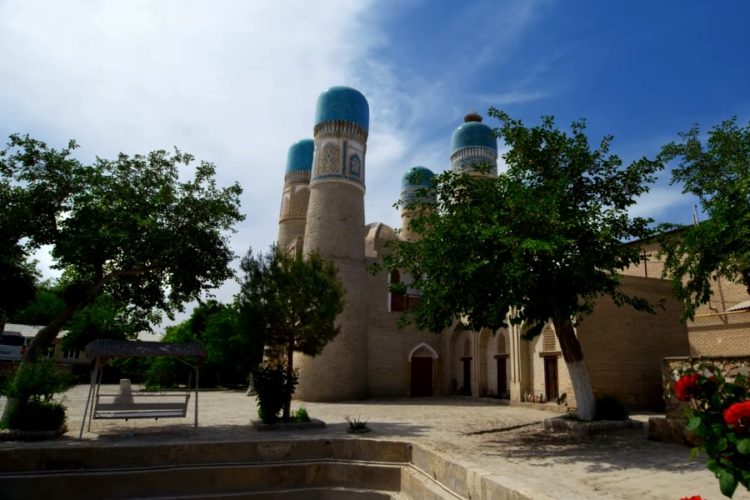 Узбекистан вводит дополнительное тестирование для туристов