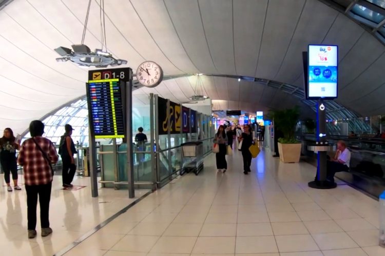 В аэропорту Бангкока в отсутствии туристов процветают незаконные схемы