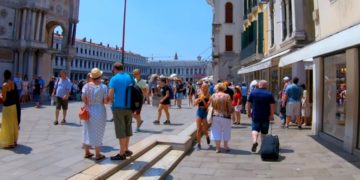 В Венецию зашел первый с начала пандемии круизный корабль