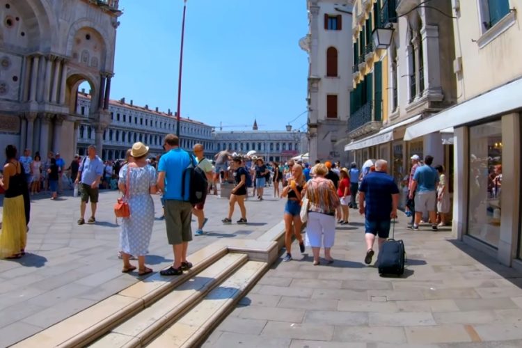 В Венецию зашел первый с начала пандемии круизный корабль