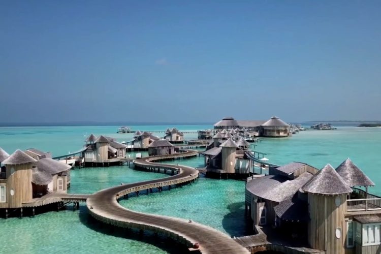 Туристы возмущены отменой грузопассажирских рейсов