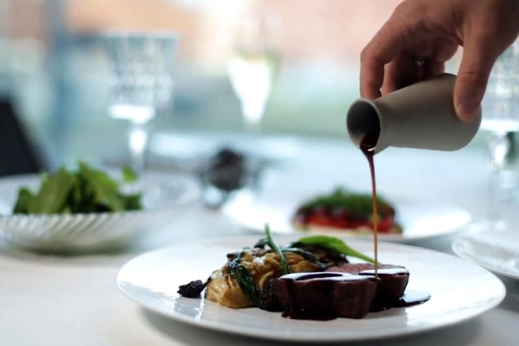 Рестораны Москвы поддержали введение спецзон для привитых гостей