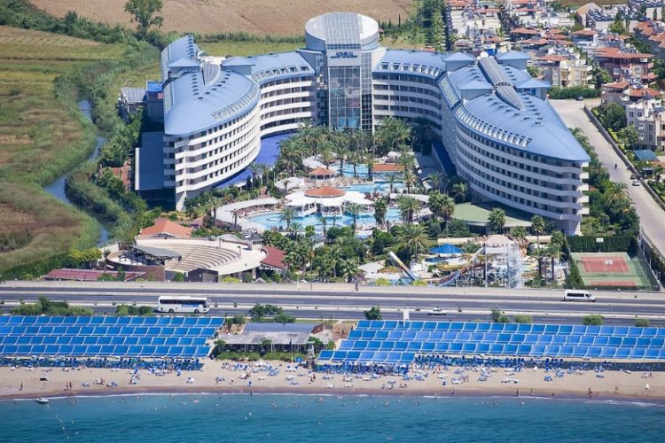 новость 14-07-2021 Отели пригорода Анталии забиты под завязку. Туристов просят не приезжать