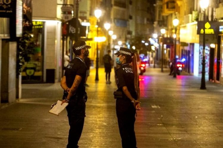 новость 21-07-2021 Туристы игнорируют комендантский час в Каталонии