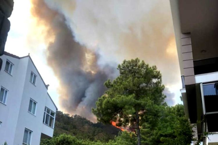 В Мармарисе страшный пожар - туристов эвакуируют