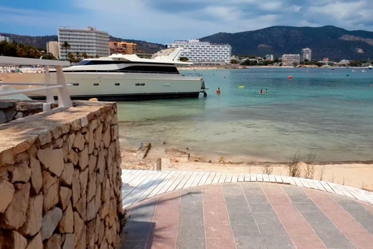 Все больше популярных курортов закрываются для туристов