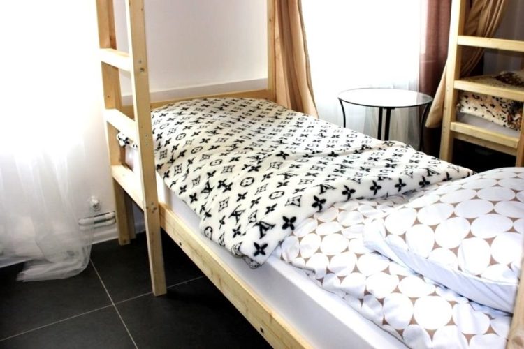 Жителю столицы ограничили свободу из-за проживания в хостеле после инфицирования ковидом