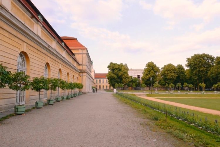 Германия смягчает правила приёма россиян