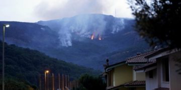 Популярный островной курорт накрыли пожары - людей эвакуировали